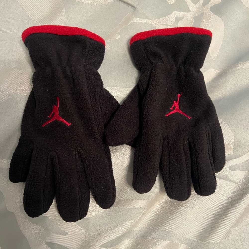 Nike Jordan youth fleece Black and Red winter Gloves with Logo size youth EUC